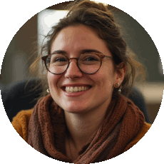 Junge lächelnde Frau mit Brille